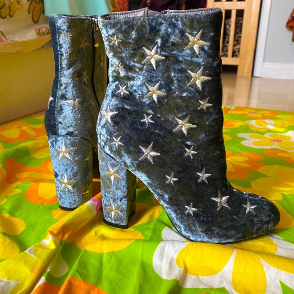 SOLD- Velvet material, baby blue & white, star design booties! Size 7 - Picture 4 of 4